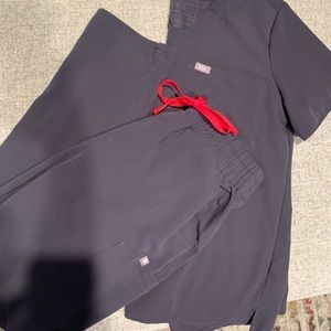 Womens FIGS scrub set charcoal color. Size M in top and bottom.